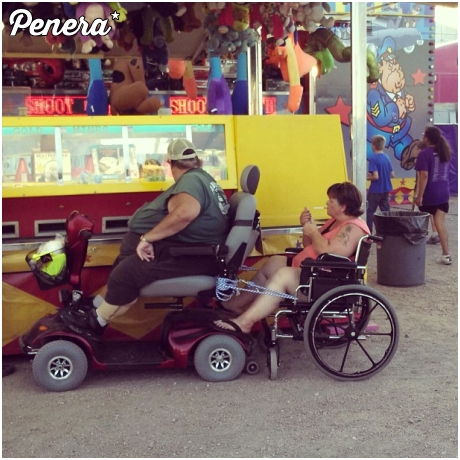 Typowe amerykańskie małżeństwo na spacerze