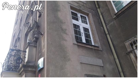 W urzędzie miasta w Szczecinie klamki okien zamontowano na zewnątrz