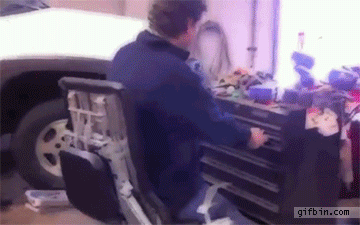 Warsztatowe krzesło profesjonalnego mechanika