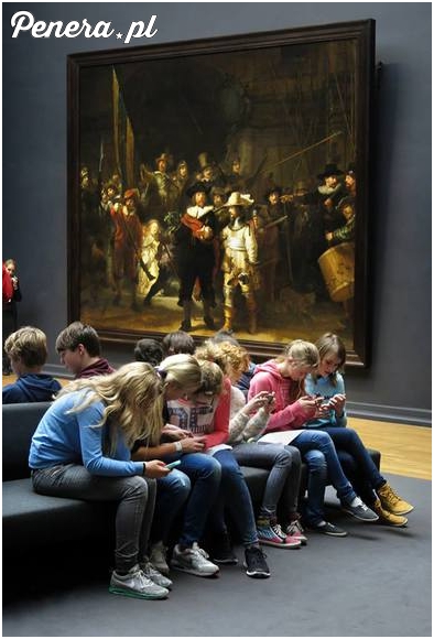 Współczesna szkolna wycieczka do muzeum