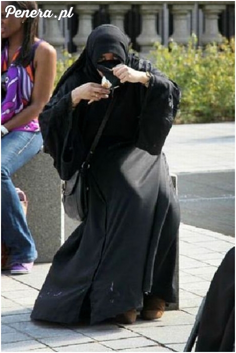 Zjeść loda w takim stroju to ciężka sprawa