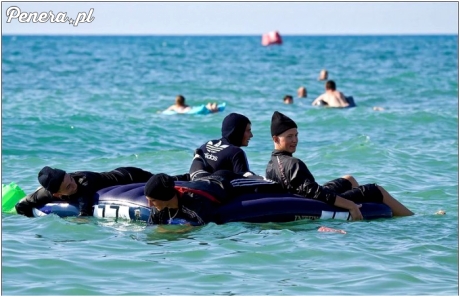 Zwykły dzień ruskich dresów na plaży